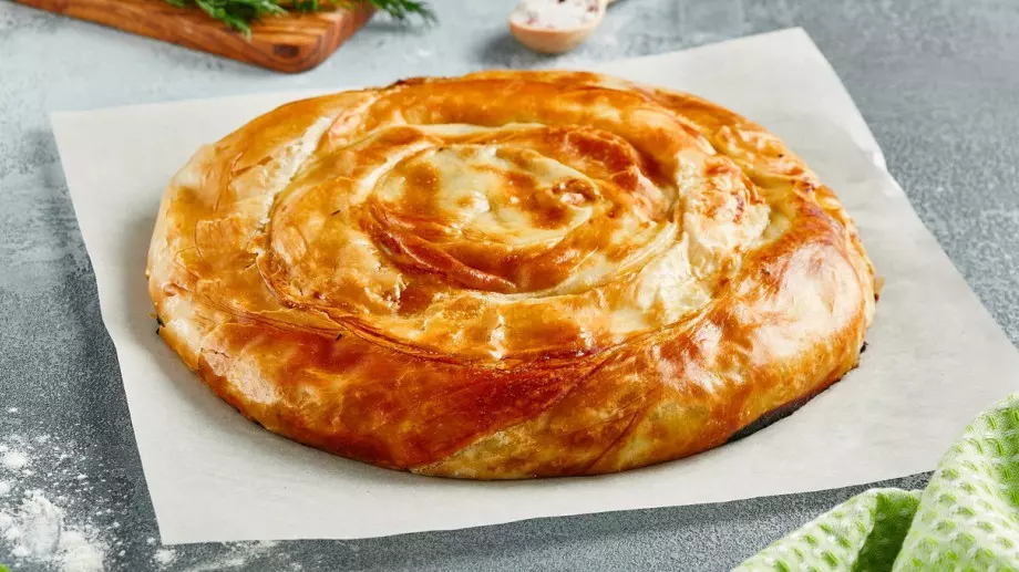 Лесна и вкусна баница с готови кори и газирана вода