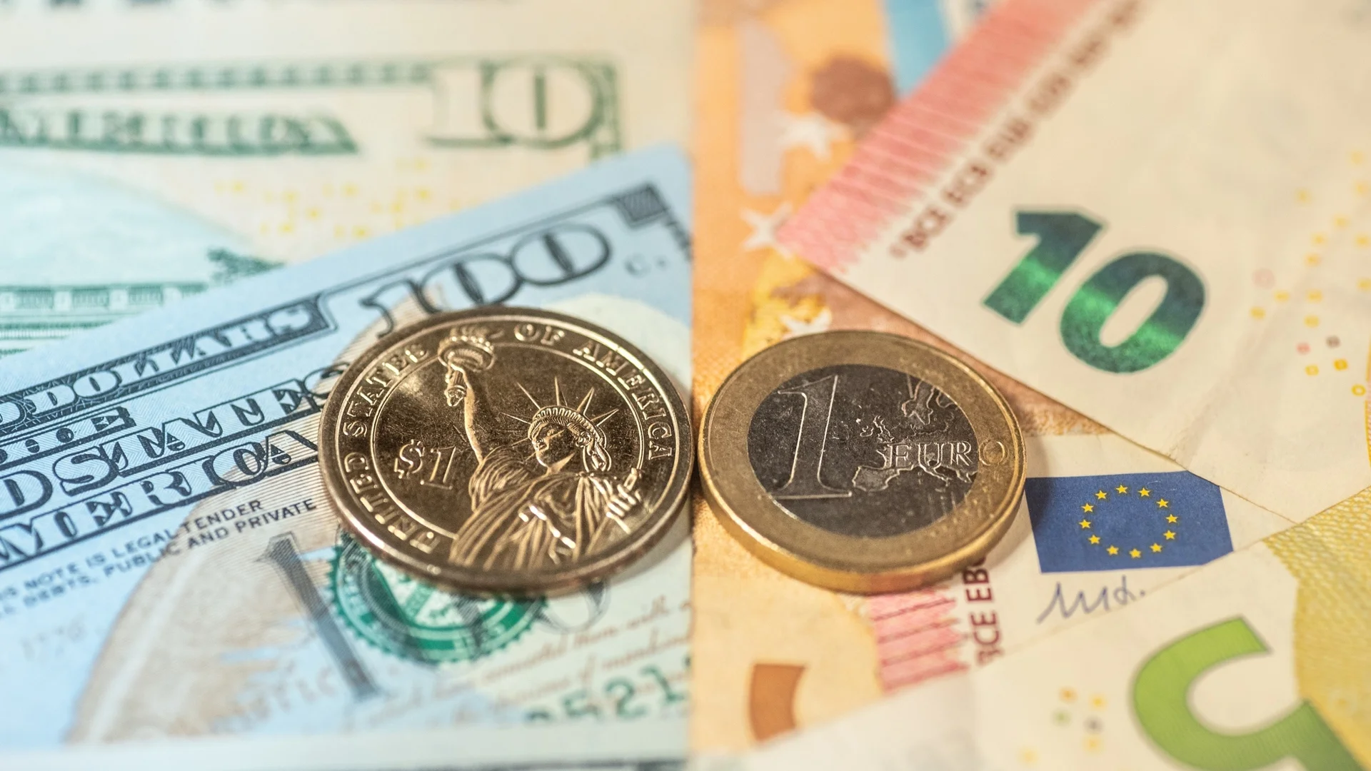Еврото с нов завой спрямо долара