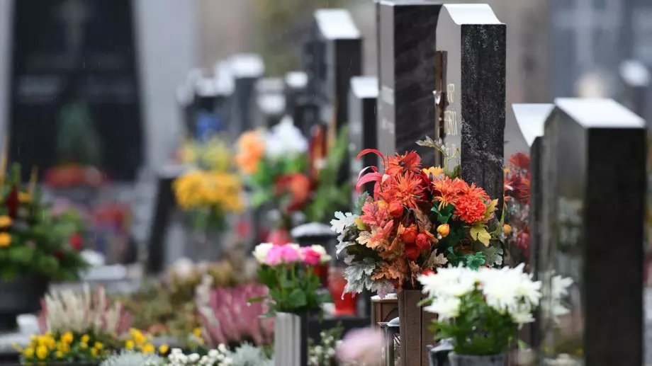Какви цветя се носят на гробището?