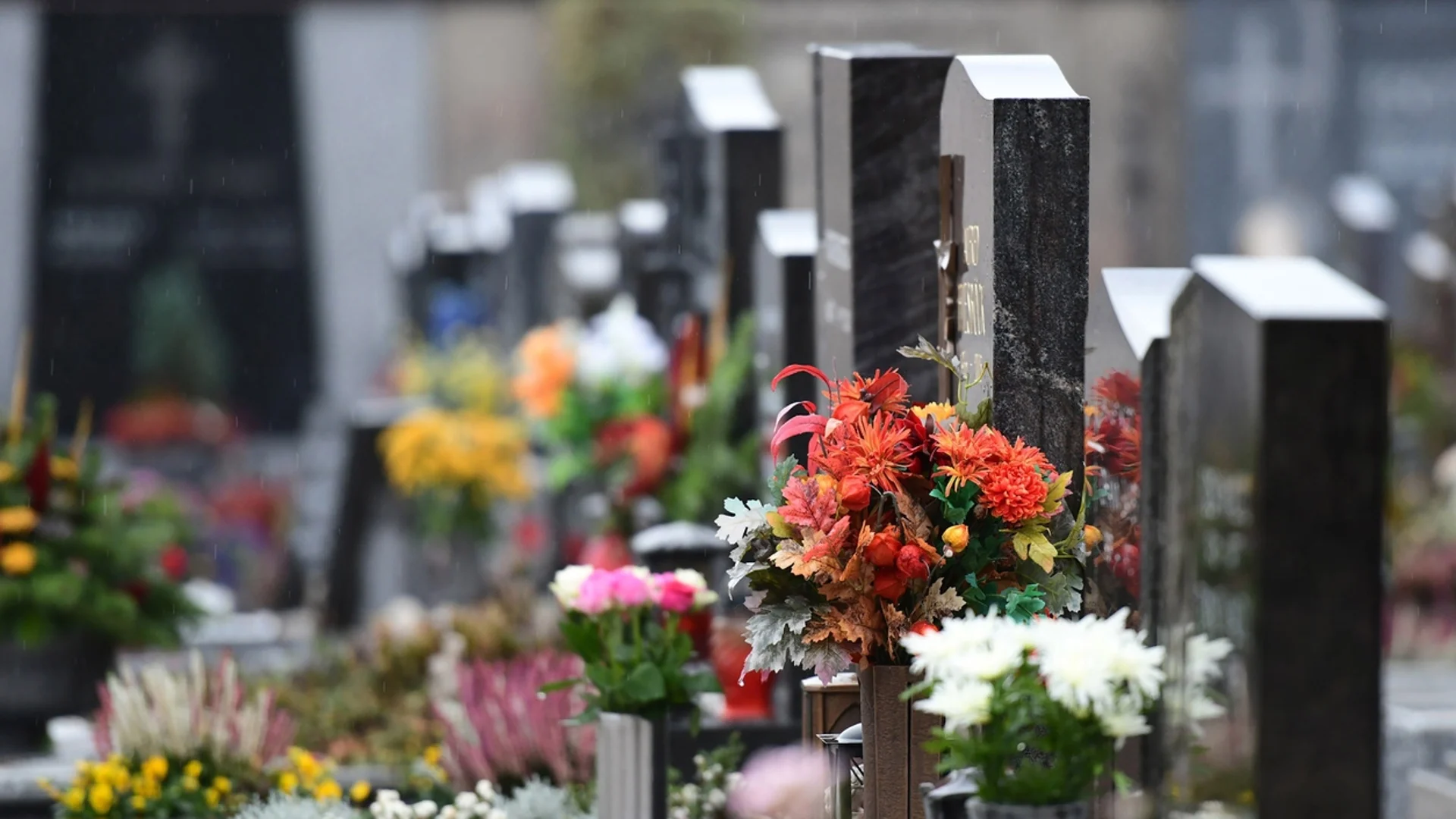 Гробари търгуват, рекетират и изнудват близки на починали в София