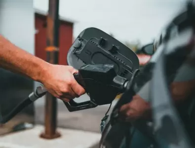 Бензинът и дизелът тръгнаха надолу. Ще падат ли още цените?