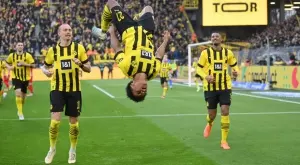 Борусия Дортмунд се справи с десет души от Фрайбург и записа трета поредна победа