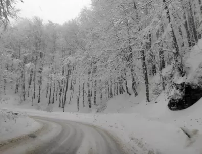 Опасно време: Силен вятър и сняг в Царево