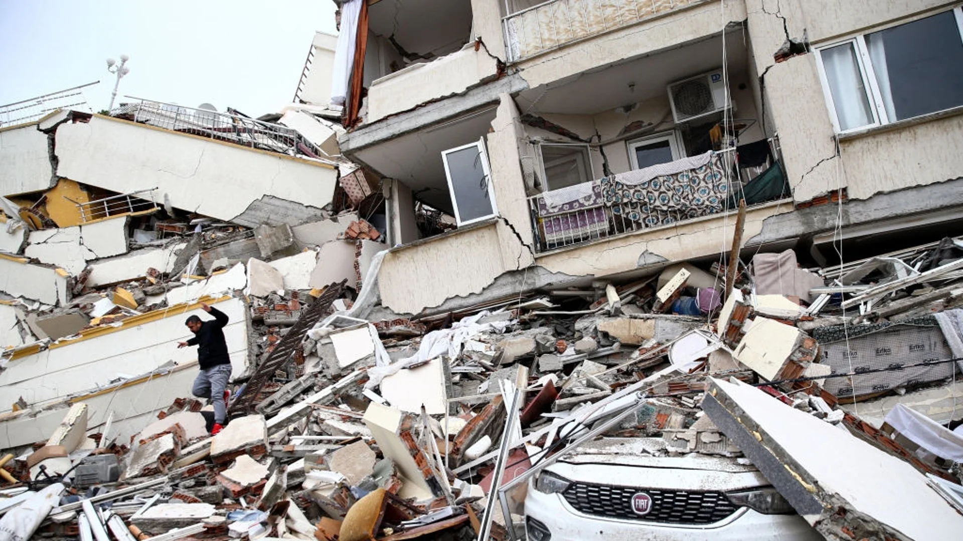 Турция година по-късно: "Къщата може да рухне върху нас"