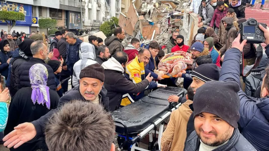 Ужас! Турски отбор под руините на хотел след мощното земетресение (СНИМКА)
