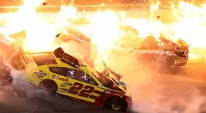 ВИДЕО: Автомобил от НАСКАР пламна в движение, пилотът изскочи навреме през прозореца