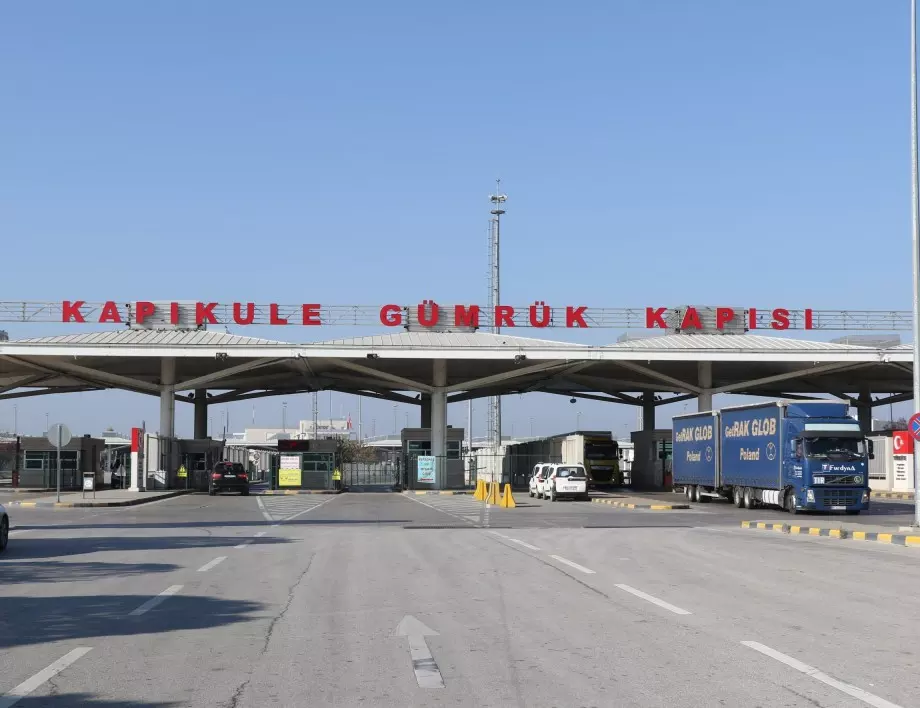 На "Капитан Андреево" откриха нарушения на туроператори, превозващи пътници от Турция