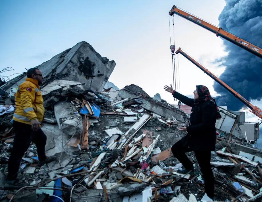 Българските спасители  търсят оцелели изпод отломките на рухнали сгради в Адана