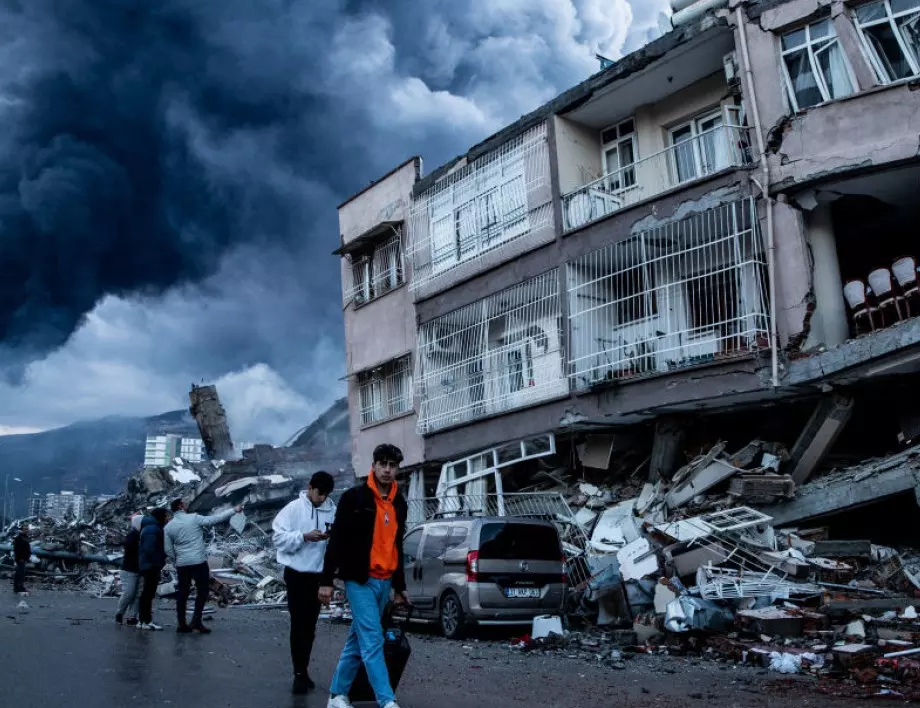 "Не знам дали ще живея": Момче се снима с телефона си под развалините, спасиха го (ВИДЕО)