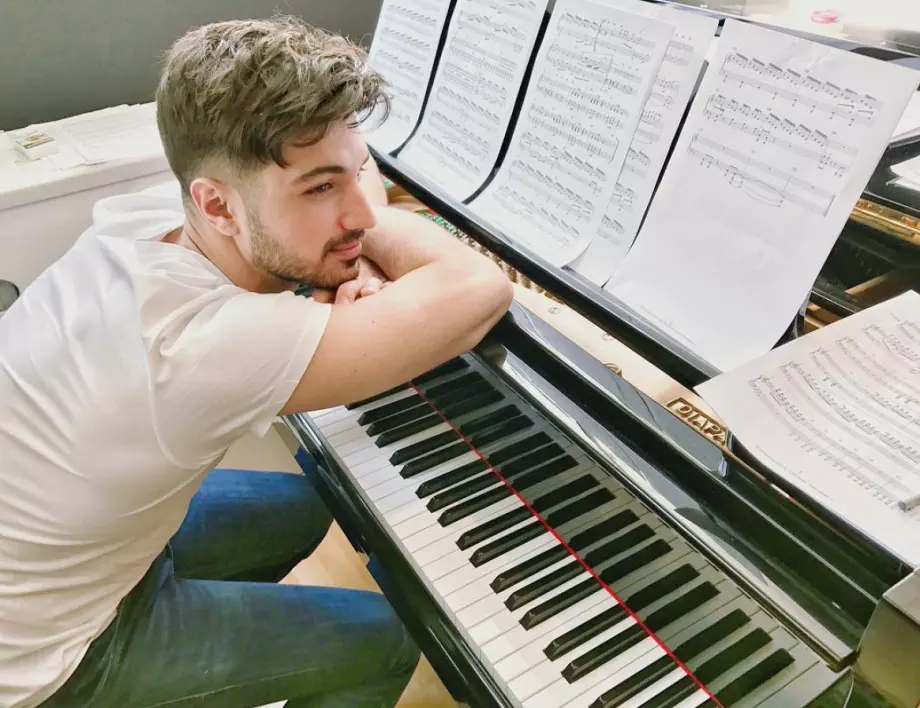 Новият "Ерген" Евгени Генчев е виртуозен пианист: чуйте как свири Бах, Шопен и Queen (ВИДЕО)