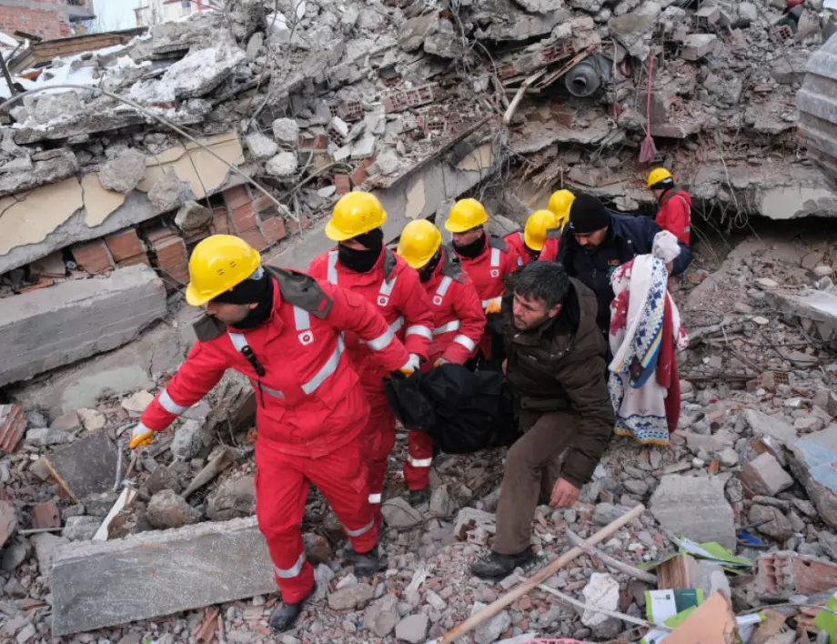 17-годишно момиче беше спасено след над 10 дни под руините в Турция