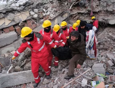 Мъж е спасен след 278 часа под развалините в Турция