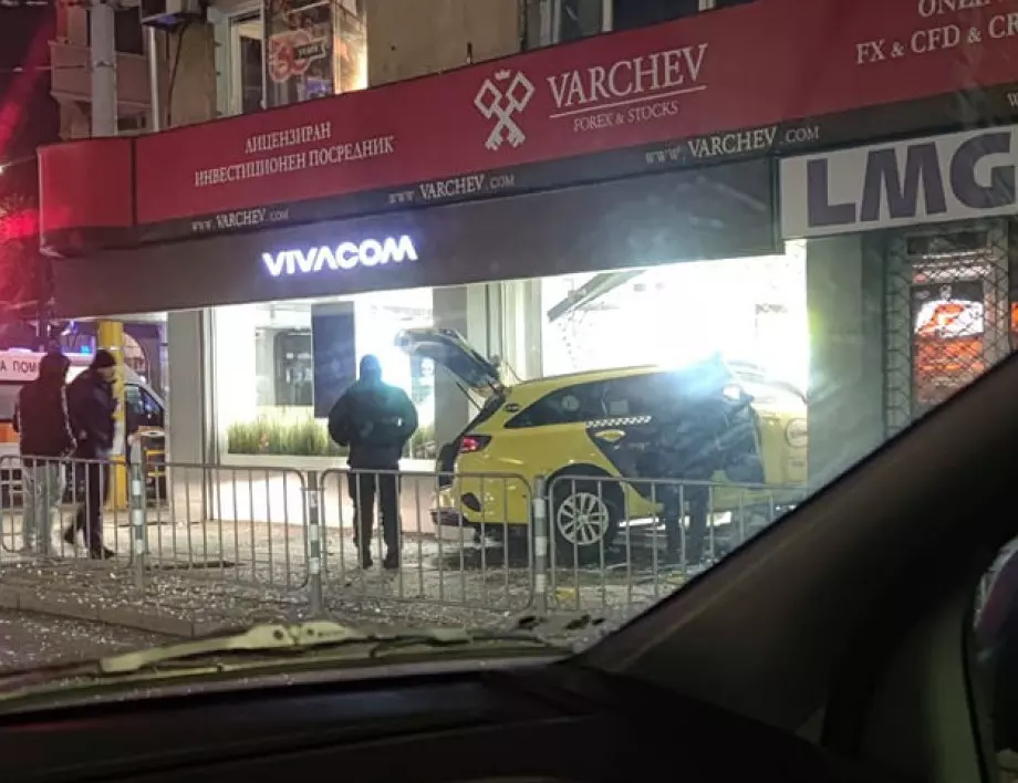Такси се вряза в офис на мобилен оператор в София