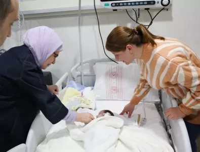Емине Ердоган следи грижите за бебетата, извадени от руините (СНИМКИ)