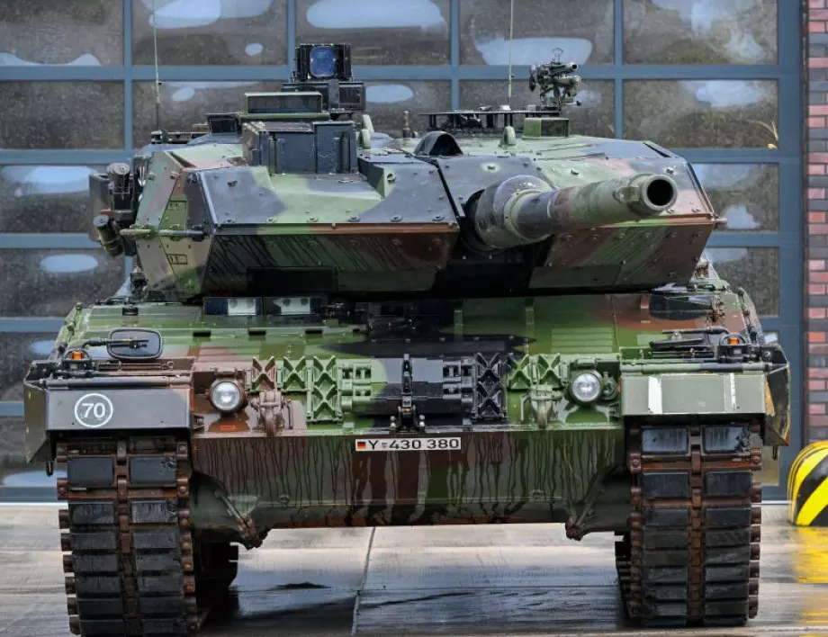 Украинските военни вече тренират на танковете Leopard 2 и "Ейбрамс" (ВИДЕО)