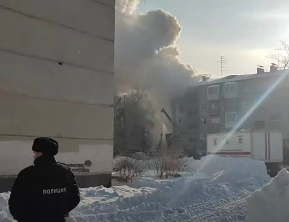 Експлозия и голям пожар в Новосибирск: Срути се вход на жилищен блок, има жертва (ВИДЕО)