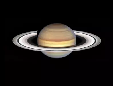 В пръстените на Сатурн се появяват загадъчни „спици“
