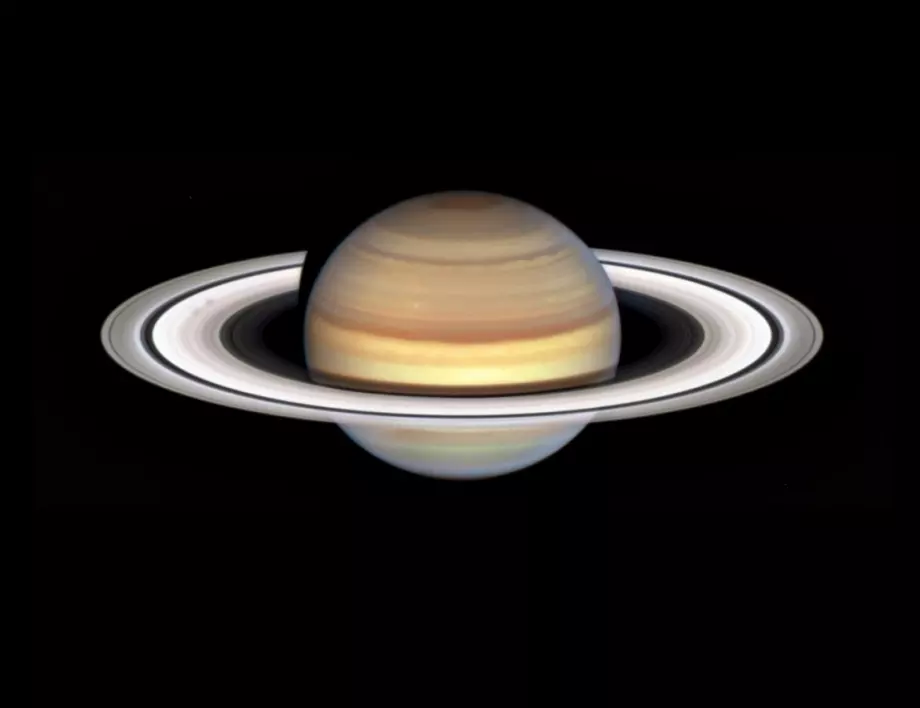В пръстените на Сатурн се появяват загадъчни „спици“