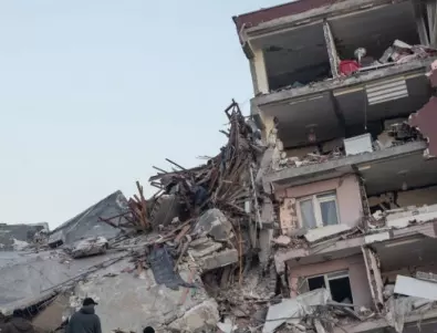 Сграда затрупа човек в Истанбул (ВИДЕО)