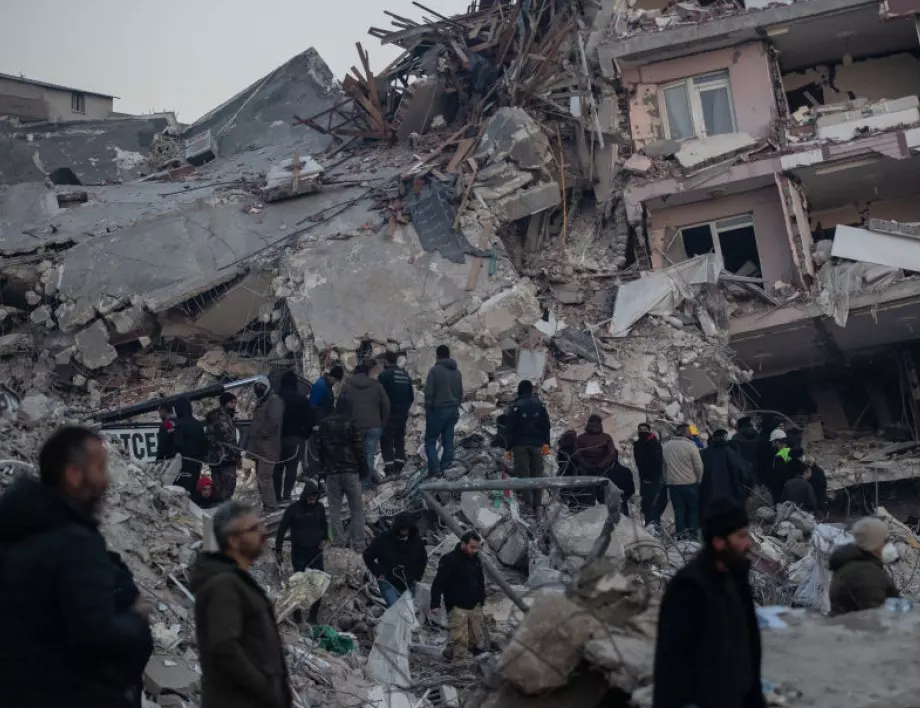 Три месеца след земетресението: Много от хората в Турция още живеят в палатки