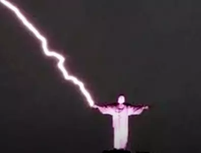 Мълния удари статуята на Христос Спасителя в Рио де Жанейро: Невероятни КАДРИ
