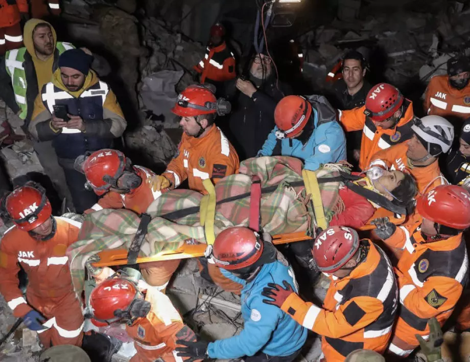 Румънският премиер посрещна спасителите, помагали след земетресенията в Турция