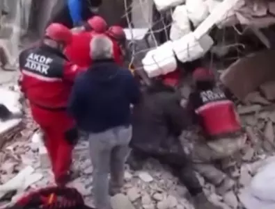 Докато разчиствал отломките: Къща затрупа спасител в Турция (ВИДЕО)