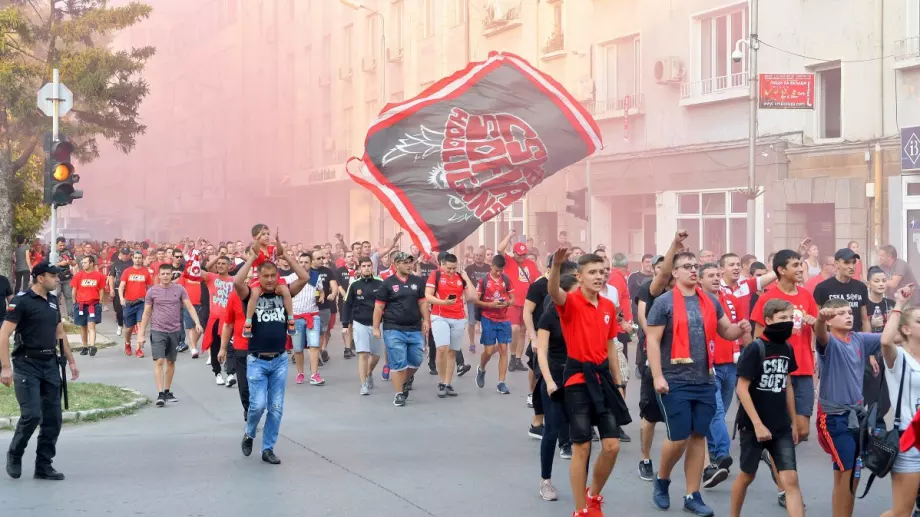 Сектор "Г" с шествие! "Армейците" отдават почит на Левски и се отправят към "Армията" за Ботев Пловдив