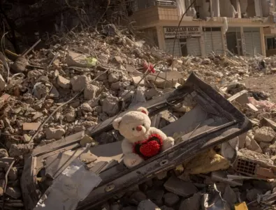 Най-малко 100 турски военни са загинали след земетресенията 