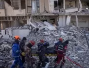Пострадалите от бедствието в Турция посрещат свещения месец за мюсюлманите (СНИМКИ)