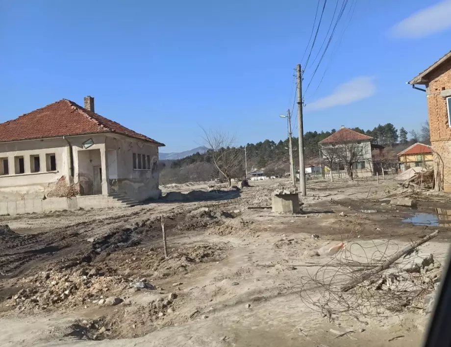 "Живях два месеца в парника, но оцелях": Тежка равносметка 1 година след потопа в Карловско