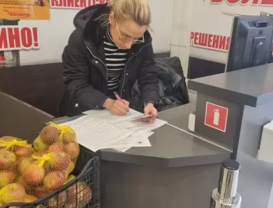 Проверяват за спекула магазините в Бургас (СНИМКИ) 