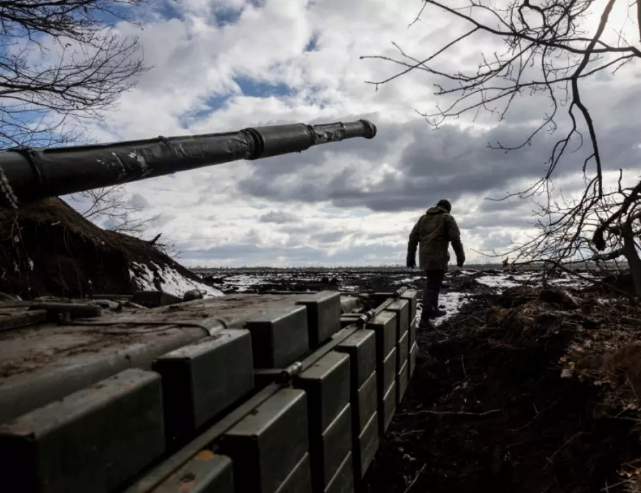 ВИДЕО: Украински танк разстрелва от упор руски окоп и го прегазва (II част)