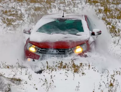 Как най-бързо да измъкнете колата си от затъване в снега