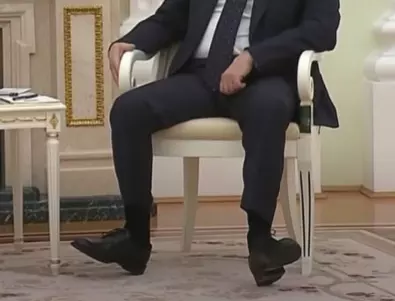 Странният танц на краката на Путин по време на срещата му с Лукашенко (ВИДЕО)