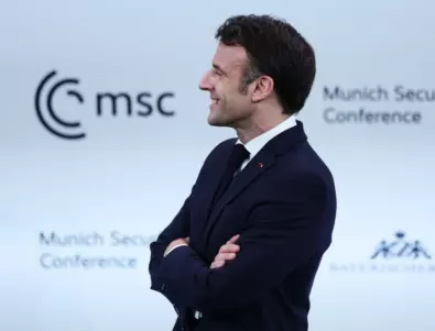 Френският президент Макрон изпи цяла бутилка бира на екс (ВИДЕО)