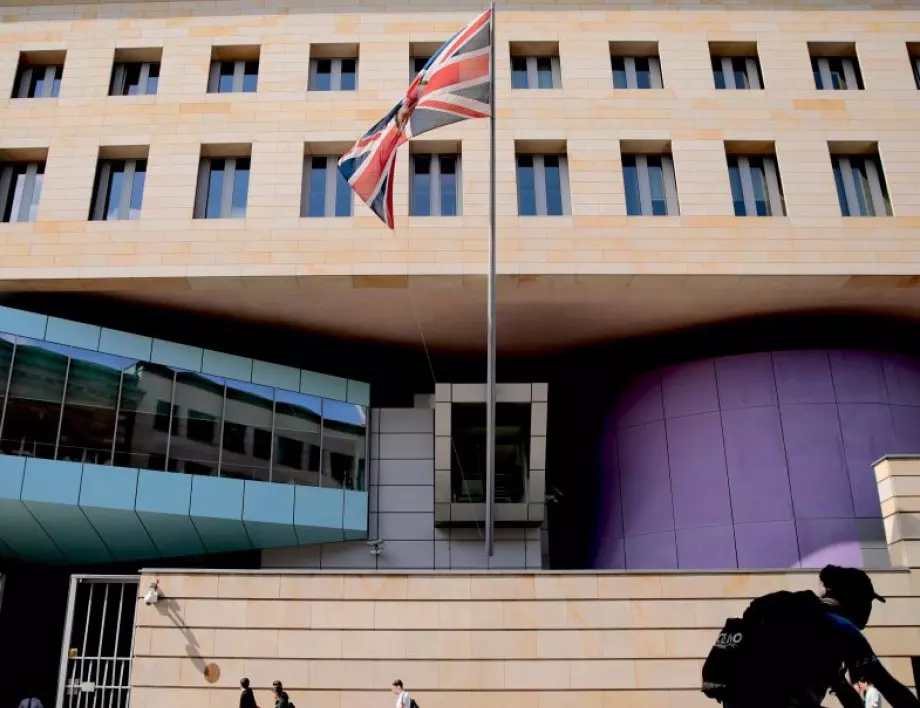 13 г. затвор за охранител на британско посолство, шпионирал в полза на Русия