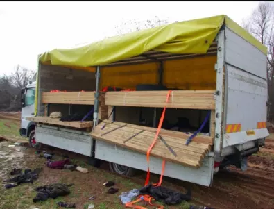 Ето как изглежда камионът ковчег на мигрантите край Локорско отвътре (СНИМКИ)