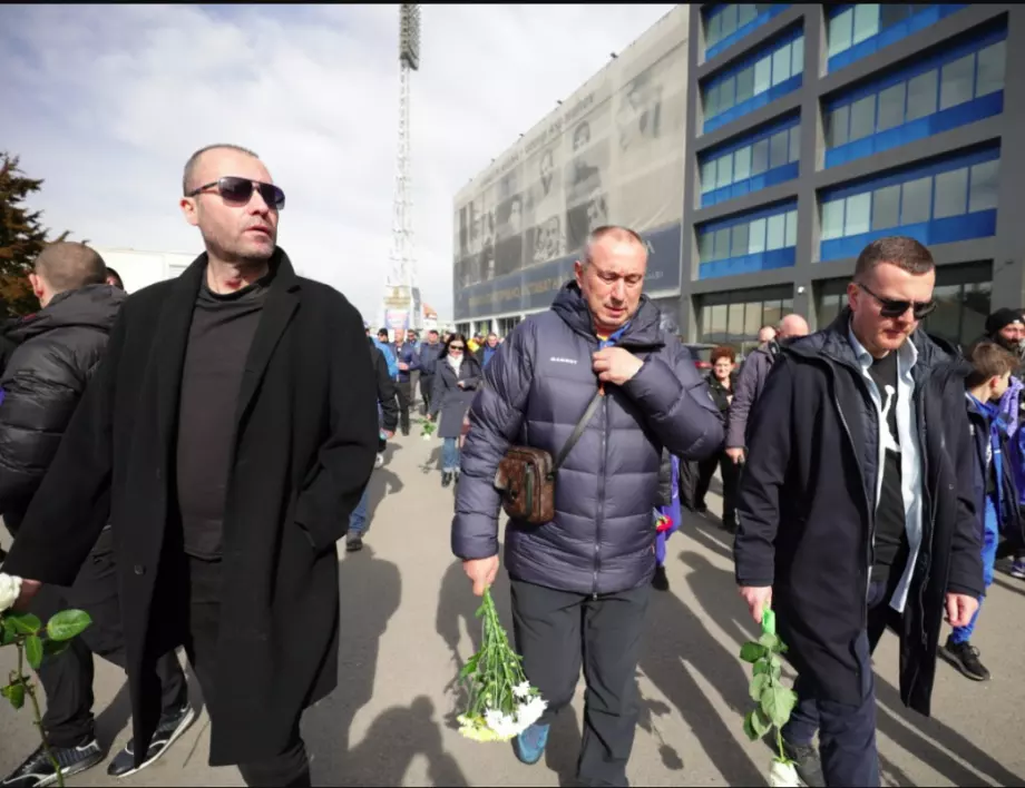 Феновете и ръководството на ПФК Левски се поклониха пред Апостола (ВИДЕО)