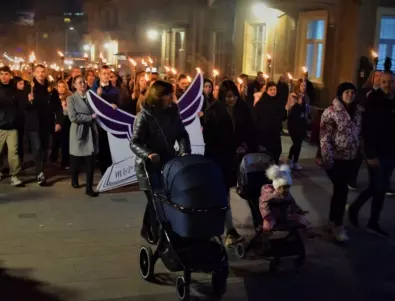 Над 100 бургазлии почетоха паметта на Апостола с факелно шествие 