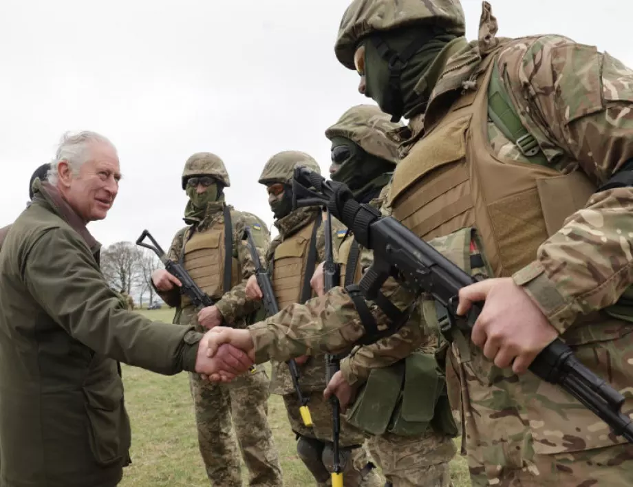 Чарлз III посети украинските военни, които се обучават във Великобритания (СНИМКИ)