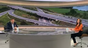 Български примери: Магистрала с 10 см по-малко асфалт, път с постоянен дъжд от камъни