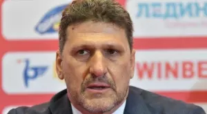 Филип Филипов с остро заключение около забавената реконструкция на "Армията"