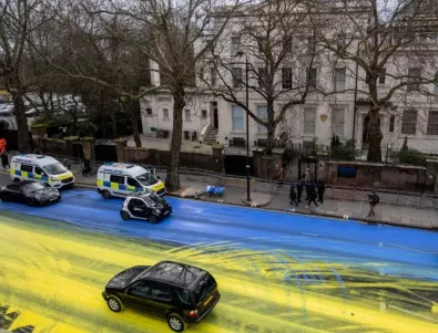 Изляха боя в цветовете на украинския флаг пред руското посолство в Лондон (ВИДЕО и СНИМКИ)
