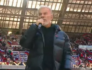 Не е патриотично: Руски пропагандист опита да прикрие логото на Prada на якето си на концерта с Путин (СНИМКА)
