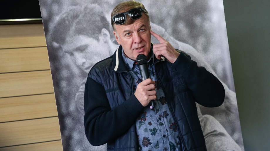 Посрещнат от "митничари-левскари": Новият треньор на Левски подписва и утре е на мача с Черно море