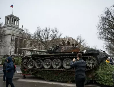 Унищожени руски танкове украсиха европейските градове (СНИМКИ)