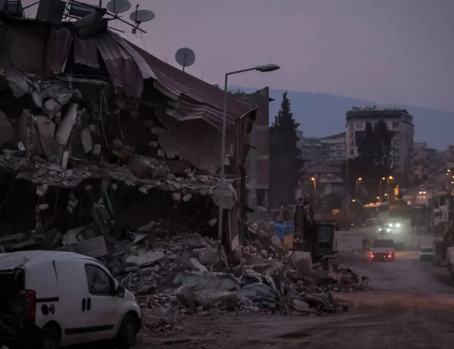 Последици от земетресението: 6-етажна сграда в Турция се срути