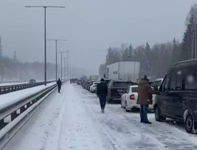 Верижна катастрофа с над 40 автомобила в Новгород (ВИДЕО)