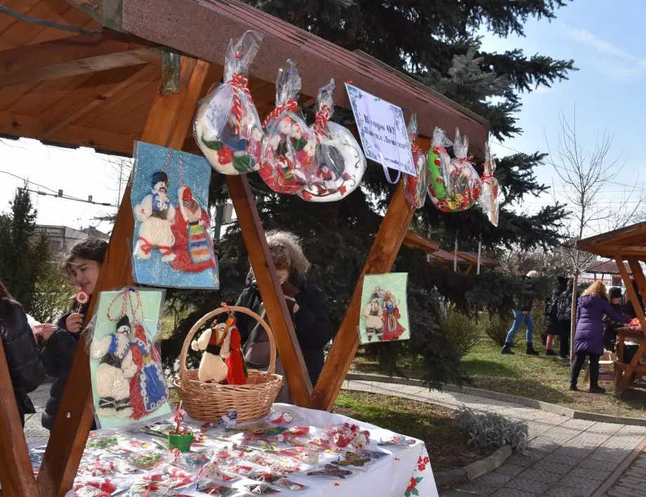 Традиционният мартенски базар се провежда пред община Костинброд (СНИМКИ)